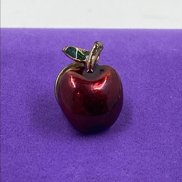 💛 Enamel Red Apple Brooch with Green Leaf - Picture 1 of 3